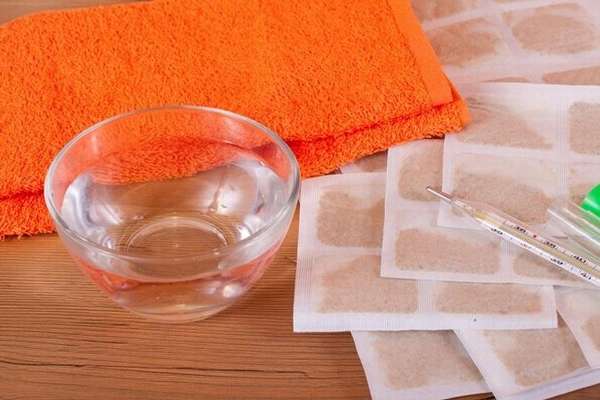 горчичники полотенце и миска с водой